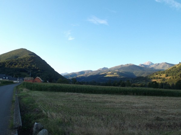 Dans la vallée de Campan, le Pic du Midi est à droite et le casque du Lhéris à gauche.