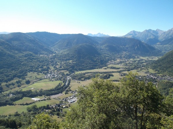 Dans la descente, vue sur les villages en bas dans la vallée (Ancizan et Guchen)