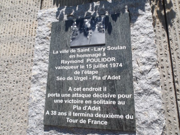 La plaque apposée en hommage à l'attaque de Poulidor en 1974.