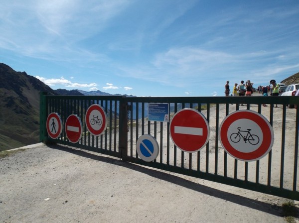La barrière à l'entrée de la piste vers le Pic du Midi.