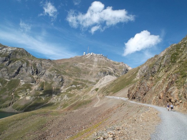 Le Pic du Midi se dévoile au détour d'une courbe. Le lac d'Oncet est à gauche.