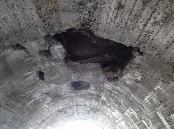 Quand on voit le trou dans le plafond du tunnel, ça donne pas envie de s'attarder...
