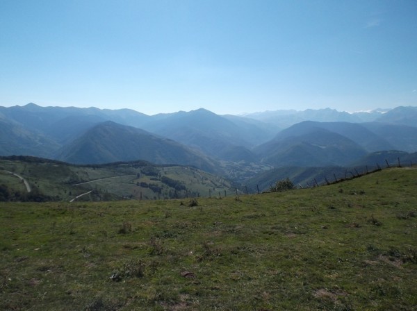 Vue sur la vallée d'Aure, le Pic d'Aneto et la montée du col d'Aspin versant Arreau.