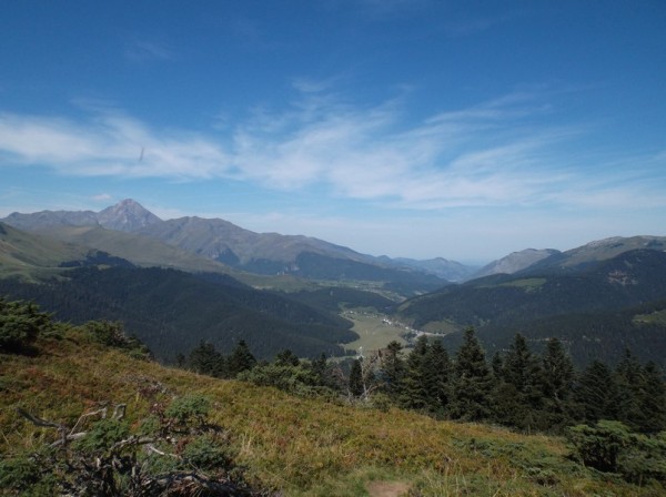 Sur la crête du Bidour (1650m), avec vue sur la vallée de Campan, le Pic du Midi (2877m) et Payolle ainsi que la route du col d'Aspin.