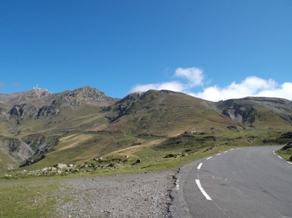 Le Pic du Midi à gauche et le sommet du col du Tourmalet qu'on distingue sur la droite.