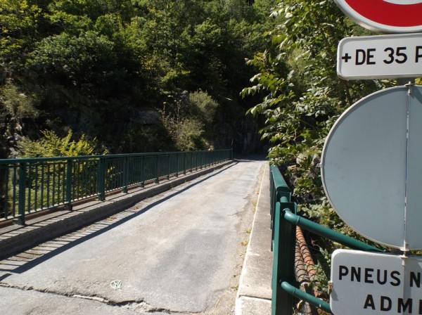 Le pont qui marque le début de la montée vers le Plateau du Saugué juste après avoir quitté la route de Gavarnie.