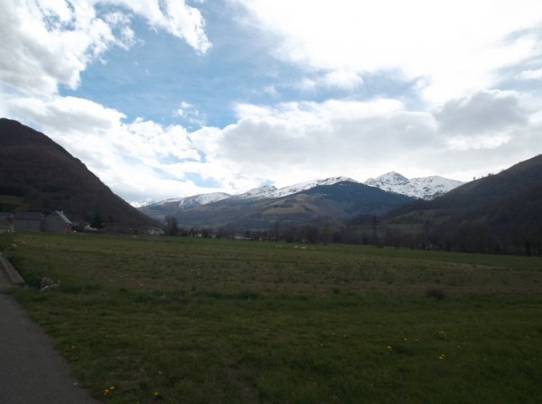 Vue sur la vallée juste après Bagnères, le Pic du Midi est à droite.