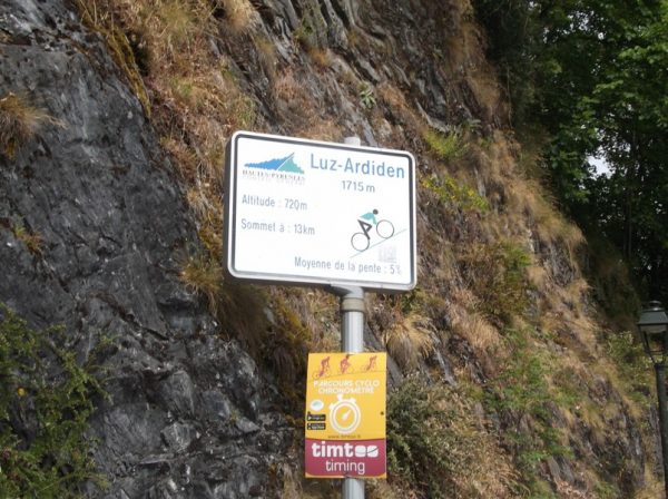 Au pied de la montée à Luz Ardiden, 13 km à 7,7 %.