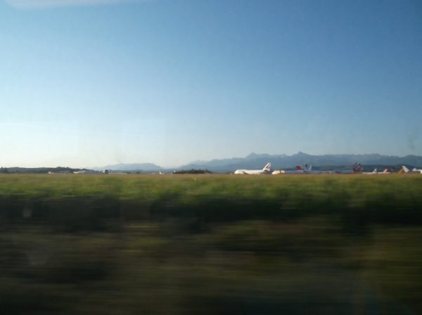 Depuis le train, en longeant l'usine de démantèlement à l'aéroport avec le dernier Boeing 747 d'Air France qui prend la pose devant les Pyrénées !