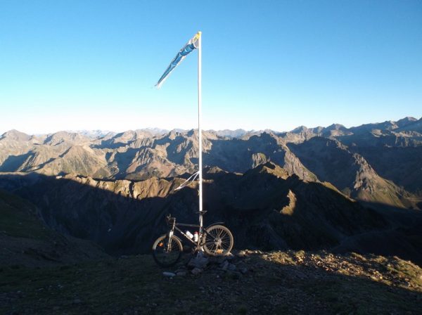 Le vélo est prêt pour passer la nuit à 2700m d'altitude...