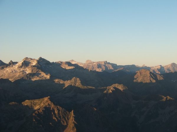 Zoom sur le Mont Perdu, le cylindre du Marboré juste à droite et encore plus à droite, le cirque de Gavarnie avec la Brèche de Roland.