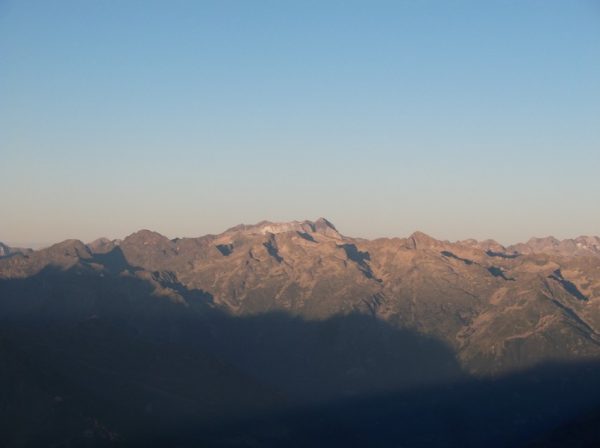 Zoom sur le massif du Vignemale (la pointe qui dépasse au centre)