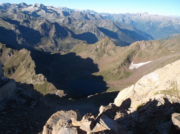 Le lac d'Oncet avec le col de Sencours 500m plus bas.